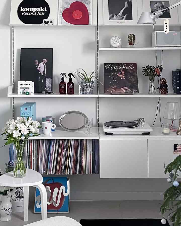 White-toned living room featuring a turntable and various objets with a clean and minimal interior
