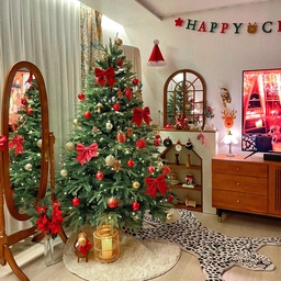 크리스마스 트리 완성🙈🎄
180cm 트리를 어떻게 꾸밀까 고민하던 차에 정말 취향저격한 이쁜 오너먼트들로 이쁘게 꾸며봤어요!!🥹🫶🏻
레드 컬러와 옐로우 컬러로 구성되어 있어서 정말 나홀로 집에 느낌처럼 따뜻한 느낌의 분위기를 연출할 수 있답니다😆🎄
특히 진저쿠키.. 실물이 굉장히 귀엽고.. 진짜 쿠키 같아요..!!😭ㅋㅋㅋ 
클래식하고도 빈티지한 트리가 만들어진것 같아 너무 만족합니다🥰
