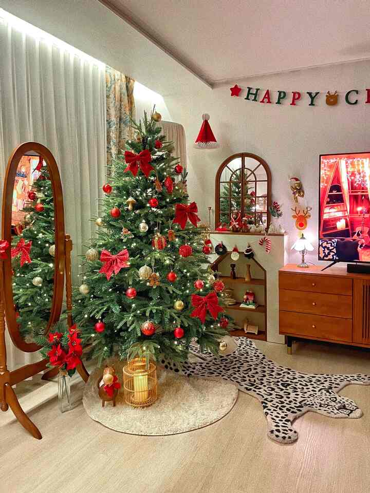 クリスマスツリー完成🙈🎄

180cmツリーをどのように飾るか悩んでいた車に本当に好み狙撃した可愛いオーナメントたちで綺麗に飾ってみました!! 🥹🫶🏻

レッドカラーとイエローカラーで構成されているので本当に一人で家に感じるように暖かい感じの雰囲気を演出できます😆🎄

特にジンジャークッキー..実物がとてもかわいいです..本物のクッキーのようです..!!😭 

クラシックでヴィンテージの木が作られているようで、とても満足しています🥰
