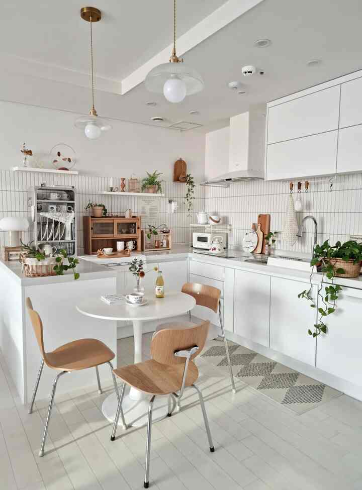 Greens are watered and settled in place~
In the white wood kitchen, there is even a kitchen rack,
It seems to go well together~
I didn't know from the picture, but when I saw it in person, I was surprised to see that there is a lot of storage for dishes, coffee cups, etc.~ I have to keep this structure for the time being😊

Insta @ijuyeon157