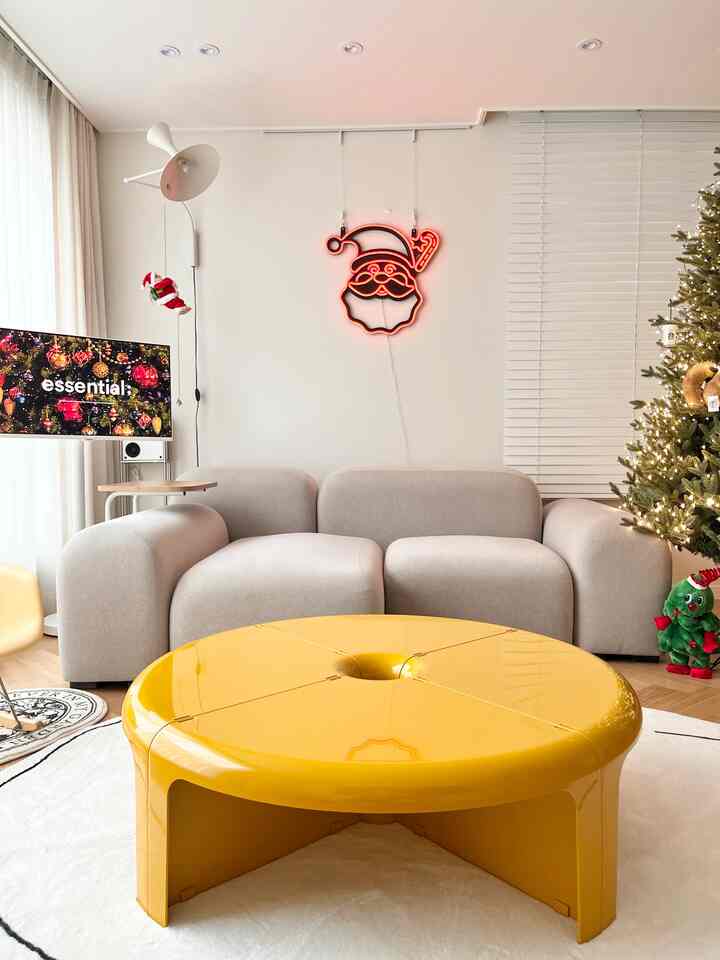 Di luar sedang turun salju lebat
Melihat ke arah beranda
Bagian belakang bermain piano
Ada yang cantik sekali☺️🤍
.
.
Di🌟(moonjjong.house)