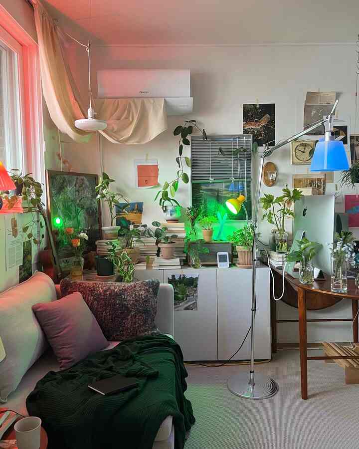 #제품협찬
最近私の部屋に色味があふれます！オリビューアの機会として、フィリップスヒュー4.0ホワイト＆カラーアンビエンススターターキットを初めて使ってみました。抜けたそんな商品ですよ💙
3つの電球を挟んでWi-Fiにブリッジを接続すれば携帯アプリで1600万色の色を選んで雰囲気を変えることができ、基本的に様々なムードがアプリでその中から選んでもいいです 
私は本を読むときに読書に設定しておくとたくさん利用します - 赤ちゃんの波のように色感がちょっとした組み合わせにしておけば、まるで以前香港映画の中にいるような感じがします🫢
回りながら照明をつけて自分の前には半分だけ入れて、自分の前にはまた消えていかなければならなかったが、ヒューの照明は明るさも調節が可能で、オンオフも動かず携帯電話アプリひとつで可能だからこんなに楽にはできませんね👍🏻 
黄色が濃くて暗いエジソン電球を主に使うのですが、これは明るさ調節とディテールな色調調節が可能なので電球を増やしていくと思います😌
照明に本気であれば私のように望むムードの明るさ調節のために選択的に複数の照明をつけた後、お分かりの方なら積極的におすすめですよ本気で！🙋🏻‍♀️