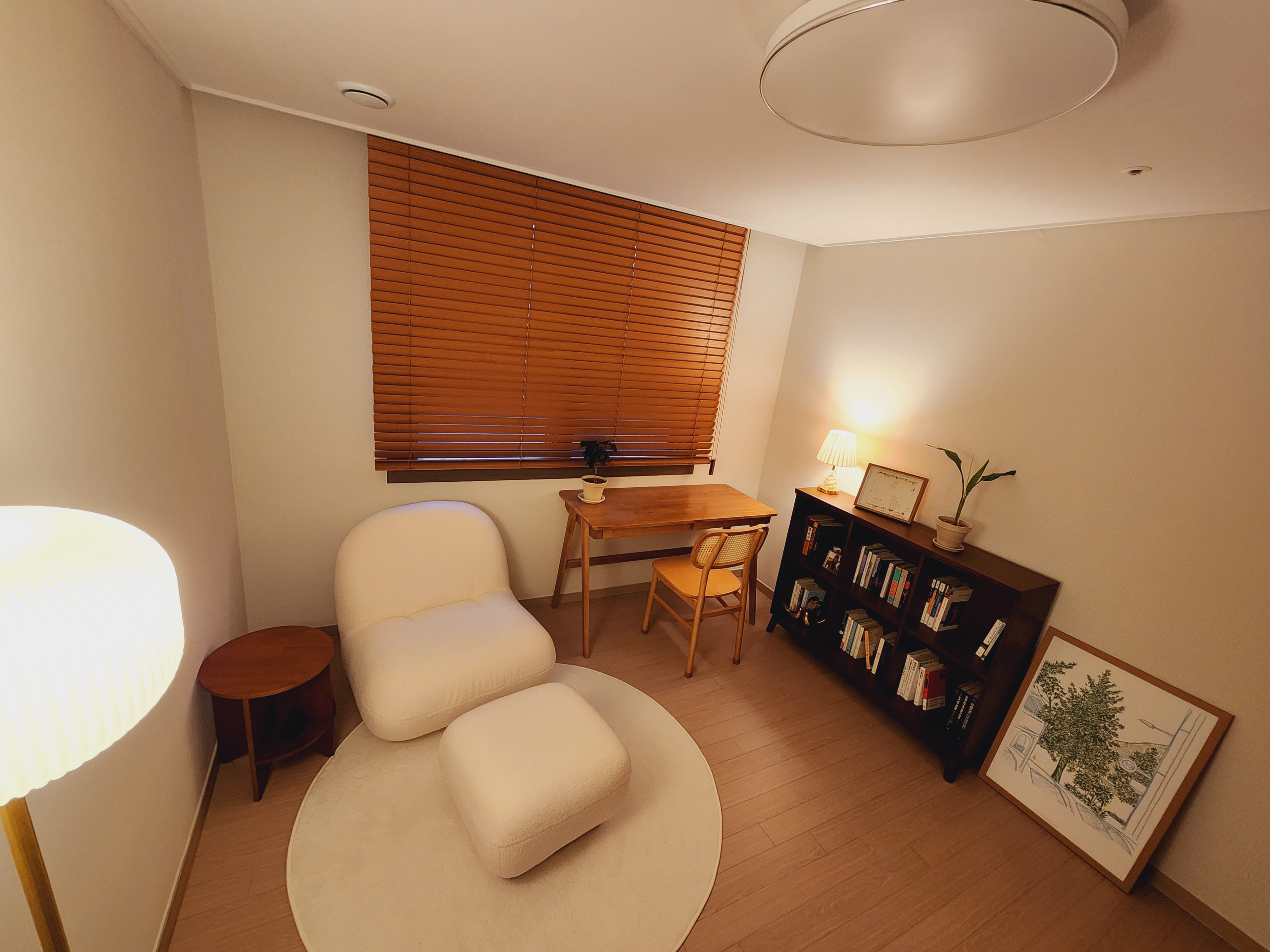 Round Wood Side Table with Built-in Bookshelf user photo