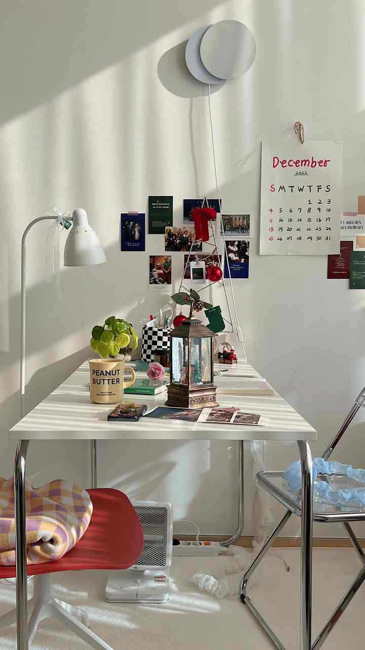 白を基調としたホームオフィス兼ダイニング、シンプルなデスクと赤い椅子が印象的なミッドセンチュリーモダンのインテリア