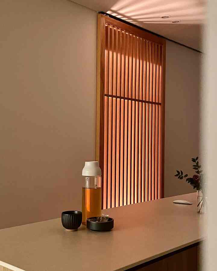 多くのインテリアの専門家が空間で照明がどれだけ大きな部分を占めるかについて話しました。光の温度、明るさ、方向などの要素によって空間が与える感じ自体が多く変わると。 

今回体験することになったヒュースマート電球は、そんな面で流動的に使えるというのが大きなメリットである。実はインテリアの時から設置した照明を気分に応じて前後に変えるのは容易ではありませんが、この電球を使うと私が望むムードに簡単に変えることができるのでとてもグッド。 

まず設置は思ったより簡単だった。電球をスタンドソケットに差し込み、ヒューブリッジはWi-Fiルーターに接続し、hueアプリをダウンロードして順番に進むと終わり。 

アプリでカラーと明るさを一緒に調整してみると、本当に多様なムード演出が可能だった。余りにも暖かい淡い明るさに設定し、明るさを下げると、おしゃれでナチュラルな感じが我が家にぴったり合う。 
この他にも音声制御、自動化、シンク機能など活用できる部分が多いので、今後の生活の質垂直上昇予定 🕶

アギングも色が変わるのを見て好きです。
