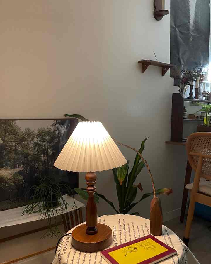 #제품협찬 /フィリップスのスマート電球であるHue 4,0ホワイト＆カラーアンビエンススターターキットを10日間使ってみた👀

白色よりも暖かい色感の照明が良くて電球色の照明を主に買ったが、妙に色が私と合わなくてもすでに装着してしまった後、残念な気持ちで書いた。

あまりにも冷たくても黄色くもない適度なムードの暖かい光が欲しかったのですが、ヒュースマート電球は本物のスマートで気持ちいい！

色感に時間をかけて名前をつけて、ライフスタイルに合わせてくれた。 

10日間使ってみて一番良かったのは、状況に合わせて自分の思い通りに色と明るさをHueアプリで楽に設定できたことだった。ある時のふと感性がしっとりと暗いムードが良い時は暖かい照明を、時々乞食感のヒープでクールな人になりたい時は青い照明もつける。
寝眠りが起きて目を覚まし、一晩後退するときは、最も暗くて快適な色をムードなどでつけておく。

快適な操作で日常のムードを簡単に変えることができる点、私の空間を最も悪い感覚で満たす点、スマートな照明で多彩な経験がいっぱいだというのが本当に斬新なアイデアのようだ。

だから、ベッドの横、最近最も愛情のあるウォールナット色の照明に装着し、毎日毎日使っている。