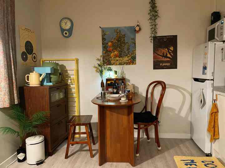 木目調とホワイトのダイニングルーム、コーヒー器具とポスターが配置された雰囲気のあるおうちカフェ空間