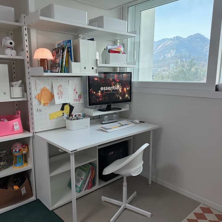 白を基調とした子供部屋、整頓されたデスクと棚が配された清潔感のある学習空間