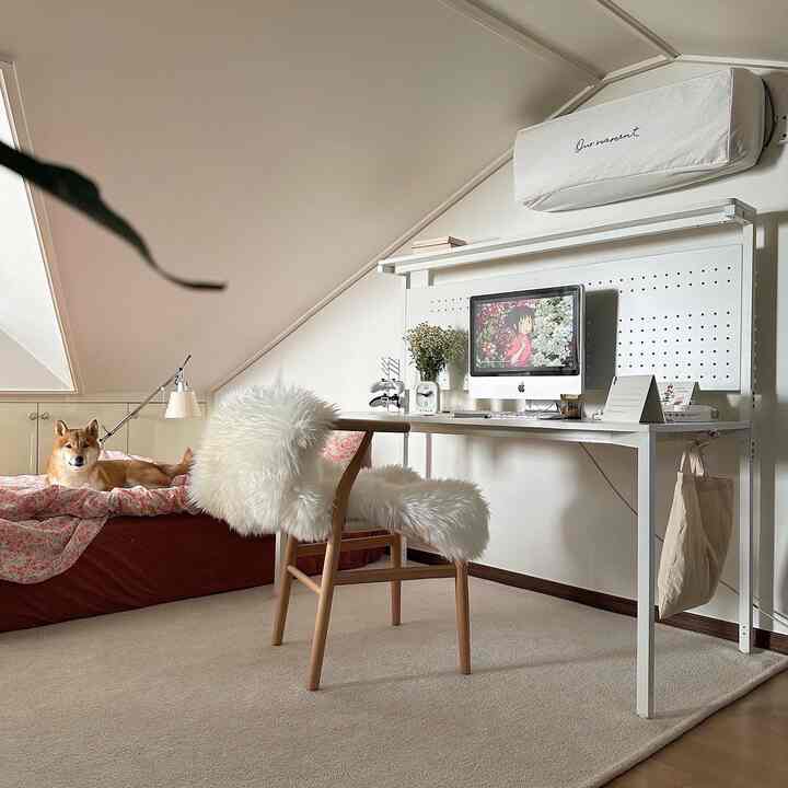 ぜひやってみたかった屋上部屋デスクテリア
209アベニュータワーシェルフデスクで完成🙌🏻

ゼロステーション楕円形デスク
磁石式打孔板で壁飾りも簡単
壁に穴を開けたくないので悩んだ
棚のインテリアもデスク一つで解決🥹

センスのあるカップホルダーとバッグホルダーまで
活用も満点です💯

隠し歯車の台にゲーム機コントローラを置く
旦那とデスクを取ろうと気づいてゲームする最近です👀


⠀⠀⠀⠀⠀⠀⠀⠀⠀⠀⠀⠀⠀⠀⠀⠀ 
⠀⠀⠀⠀⠀⠀⠀⠀⠀⠀⠀⠀⠀⠀⠀⠀ 


