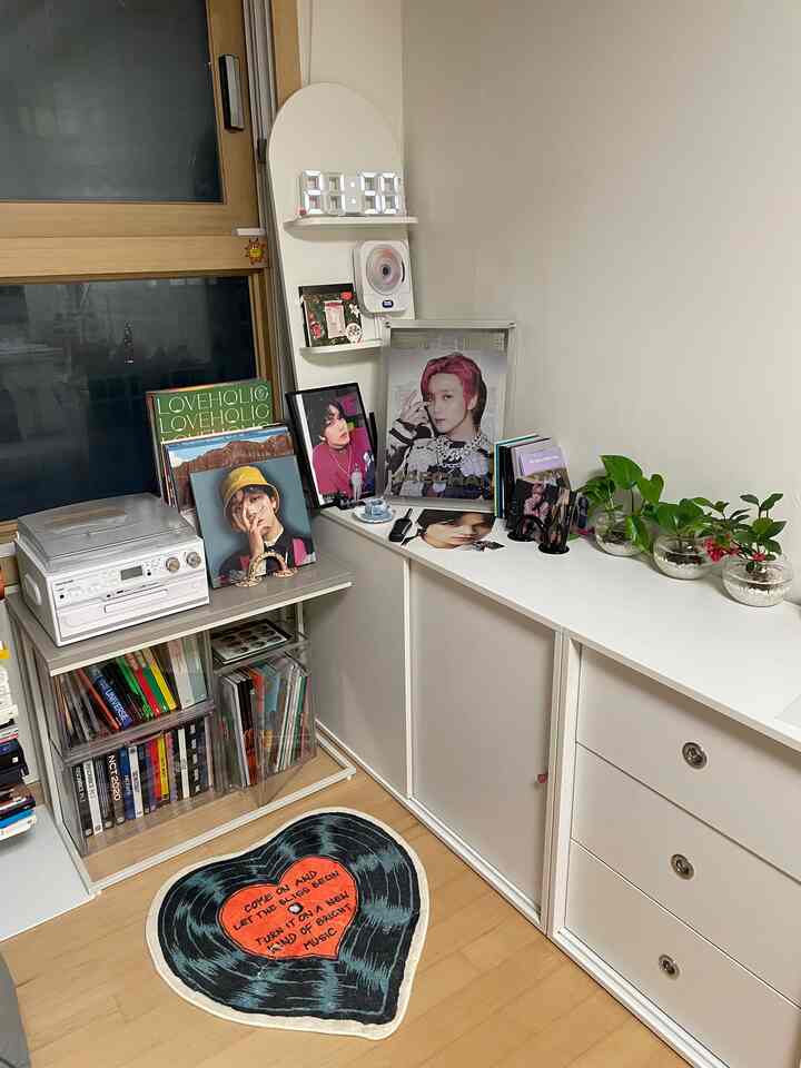 部屋のワンオンの小さな美徳空間

ヘチャンがいっぱいのヒーリング空間を様々なアイテムで飾ってみました。
これまで集めてきたアルバム全体とLPを展示しておき、残りのグッズたちは全て引き出しの中にゴーイ保管しておきました！
全体的にホワイトトーンを合わせたかったのですが、それは好きです。
飽和状態のアルバムとグッズにいつ配置が変わるかもしれませんが、今は完全に満足しています！