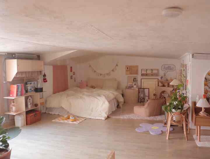 白と木目調のロフト寝室、マットレスとナチュラルな家具や植物が配置されたシンプルで落ち着いた印象の空間