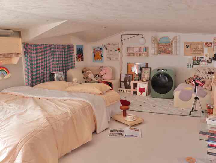 白とナチュラルカラーの寝室、ベッドとソファが配置され、広々とした印象的な空間