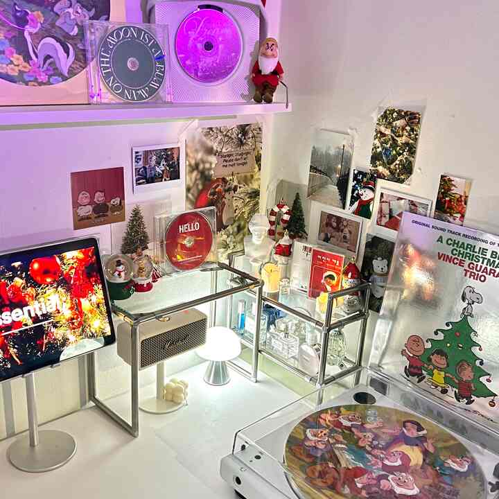 クリスマスをテーマにしたデスク飾り。最愛空間で癒す前！ #크리스마스 #캐롤 #턴테이블 #엘피 #lp #엽서 #향수 #모듈정리함 #스누피 #디즈니 #백설공주