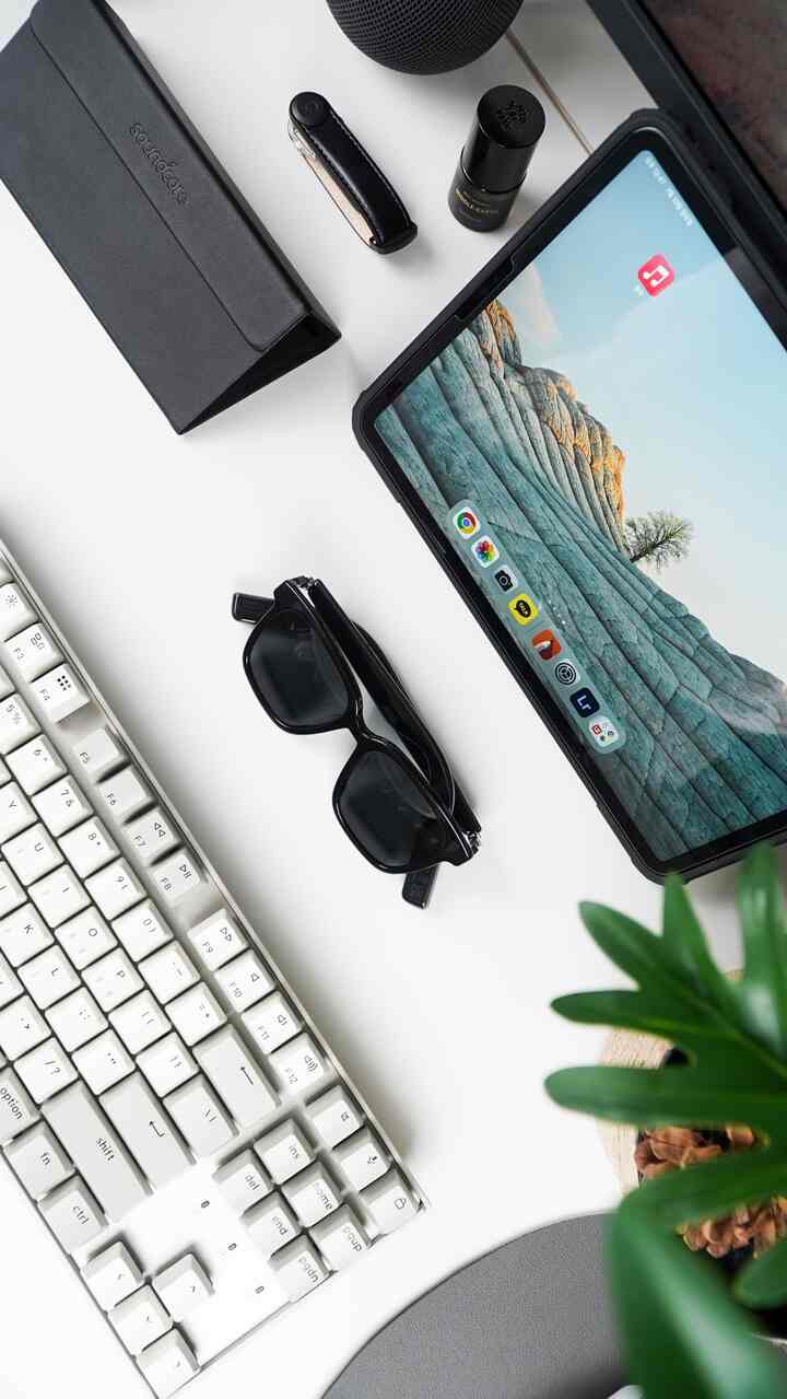 電子機器が好きな一人としてアンカーも好きです！ 

そういえば自然に収集をするようになりました！ 😍

個人的にアンカー製品の中で愛情をこめているやつをご紹介しましょう！ 😆

アンカーでサウンド関連製品はサウンドコアというブランド名で呼んでいます。サングラスにオーディオを適用した製品であるフレームです！👍🏼