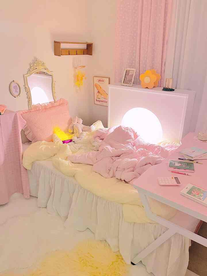 小さな部屋のベッドにベッドスカートをかぶせてくれたらもっとラブリーに変わった空間ですよ💕