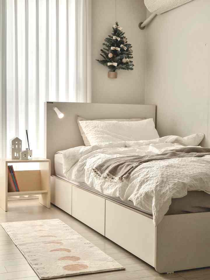 明るい白とベージュの色調の子供部屋、収納ベッドとシンプルなインテリアが印象的な空間