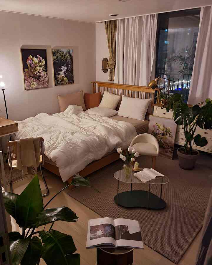 Natural modern bedroom with white and brown tones featuring a wooden bed and coffee table