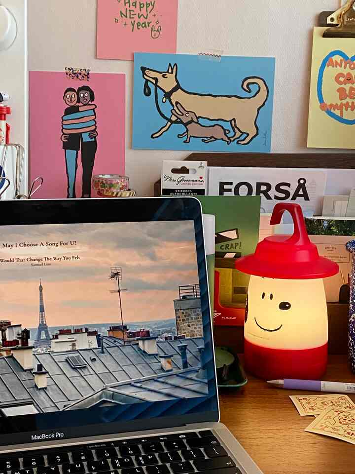 Barang preloved dari studio saya 📚
1. Lampu snoopy
Seorang anak lucu yang desain lampu merahnya menjadi sorotan!
Nirkabel(?) dengan baterai, jadi portabel dan kecerahannya cukup bagus :)