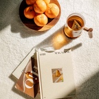 따스한 햇살아래 
따뜻한 차한잔과 달달한 귤🍊

너무 좋은 오하우스 매거진💕



