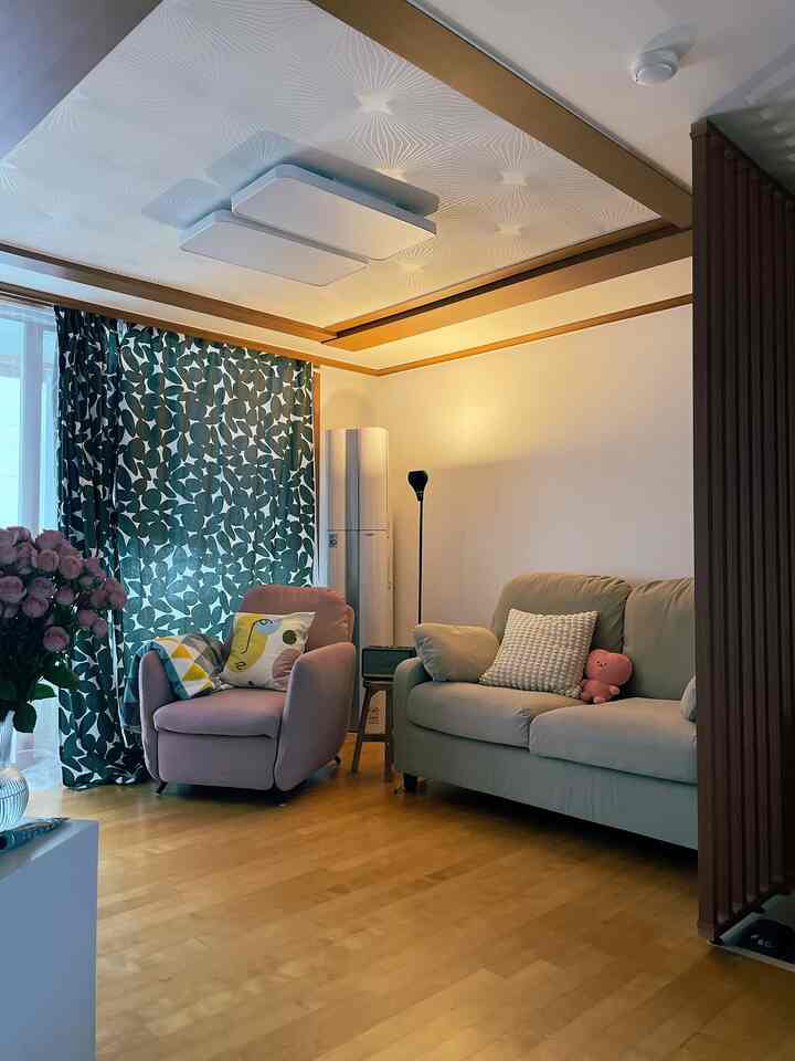 チェリーモールディングハウスに感性ハンスプーン🧸🥄✨ 

リビングルームの家具の85％はIKEAで装飾されています、 
しかし、玄関とリビングルームの境界を自然に区別してくれるウッドの壁が一等功信でした。  

ラグだけを敷くと完璧でしょう :-)