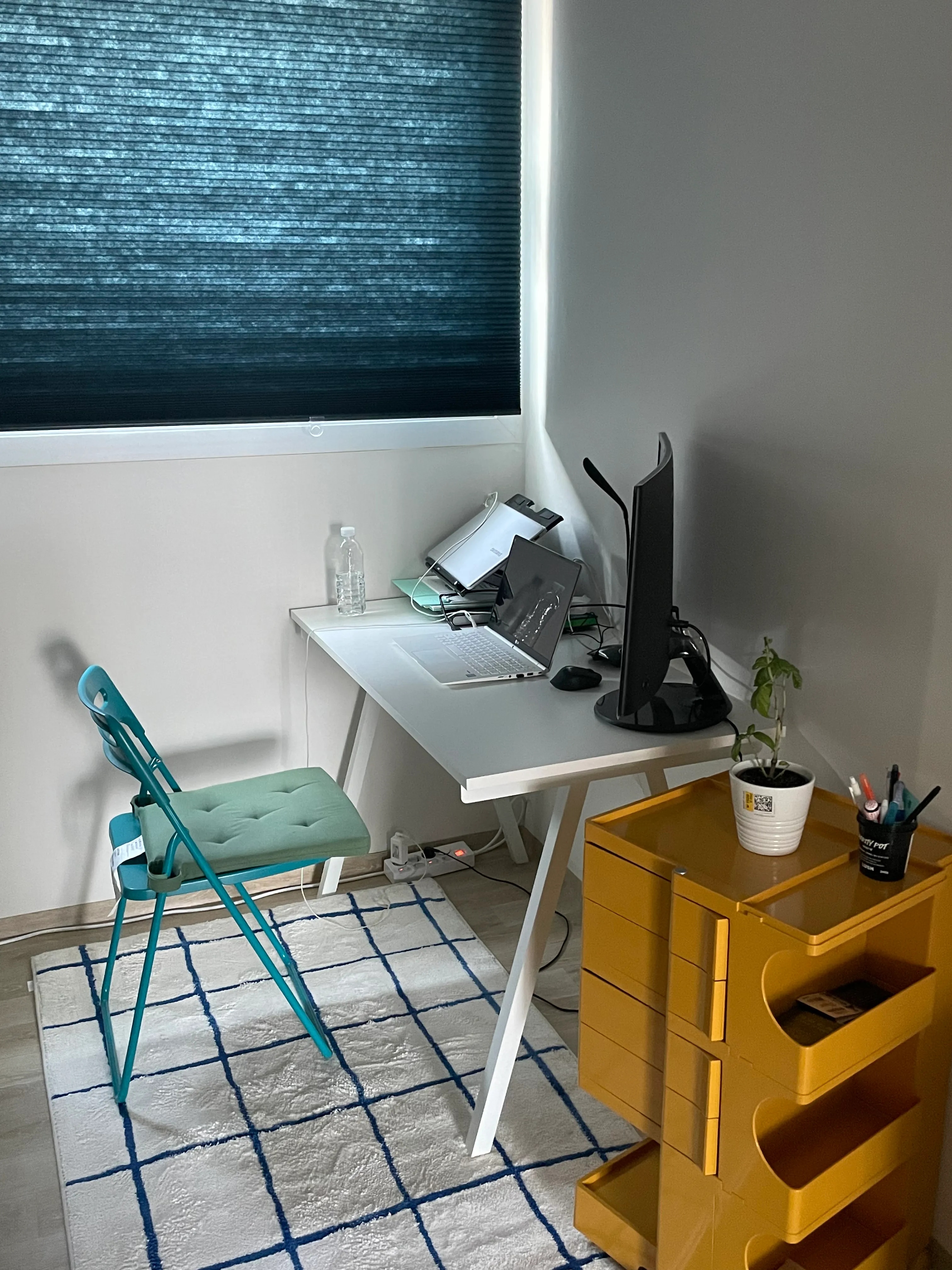 TROTTEN トロッテン デスク 120x70 cm［4色］を使ったインテリア