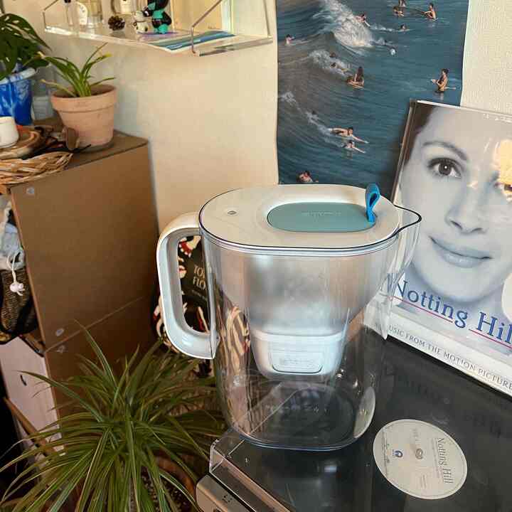 #제품협찬 #오리뷰어
毎回水を買う我が家に必要な必須テム！私のように浄水器のないワンルームでは水を食べるのが仕事です。ブリタ、スタイルXL 3.6Lのスマートメモは本体の傾きを感知するシステムで、使用期間と整数量を相互測定してフィルタの交換時期をお知らせします！別にチェックする必要もなくて私のように怠惰な人には非常に有用な機能ですよ🤗レンタル浄水器も私は負担だったんですが、コスパと使い捨てプラスチック節減の効果で便利さと環境にやさしい持続性に有用な製品ですよ🍀
