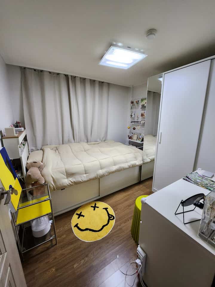 3平小部屋
ホワイトトーンにイエローポイントで居心地が良さそうに飾りました🙃