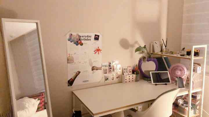 白を基調とした狭い子供部屋、ソフシスの鉄製デスクと全身鏡、ポスターが配置された落ち着いた学習空間
