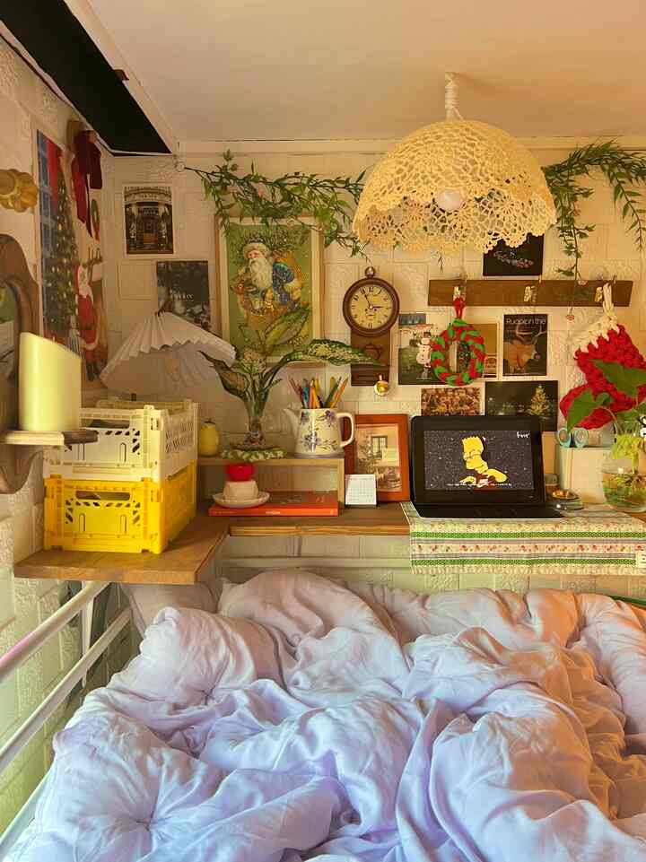 暖かいイエロートーンの小さなホームオフィス、机の上にさまざまな小物と壁時計が配置されたかわいいインテリア