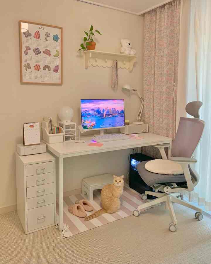 ホワイトとピンクのトーンが調和した書斎風ホームオフィス、猫がいる心地よいデスク環境