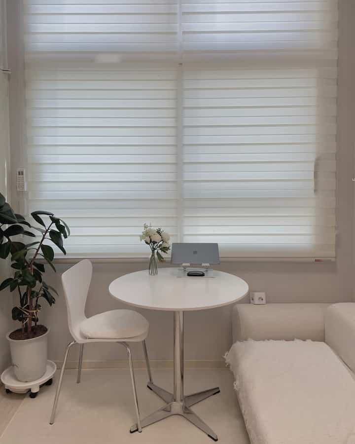 I moved into a duplex 🏠
I wanted to create a comfortable space with a different atmosphere from the bedroom, so I did the interior in white tones 🤍 #모던 #모던인테리어 #미드센추리 #화이트톤 #복층인테리어 #원룸인테리어 #원룸 #복층 #오피스텔 #거실인테리어 #주방인테리어 #홈카페 #플랜테리어 #집꾸미기 #자취방 #서재 #작업실 #홈오피스 #데스크테리어 #홈스타일링 #방꾸미기 #벽꾸미기 #커튼 #러그 #테이블 #소파 #오늘의우리집