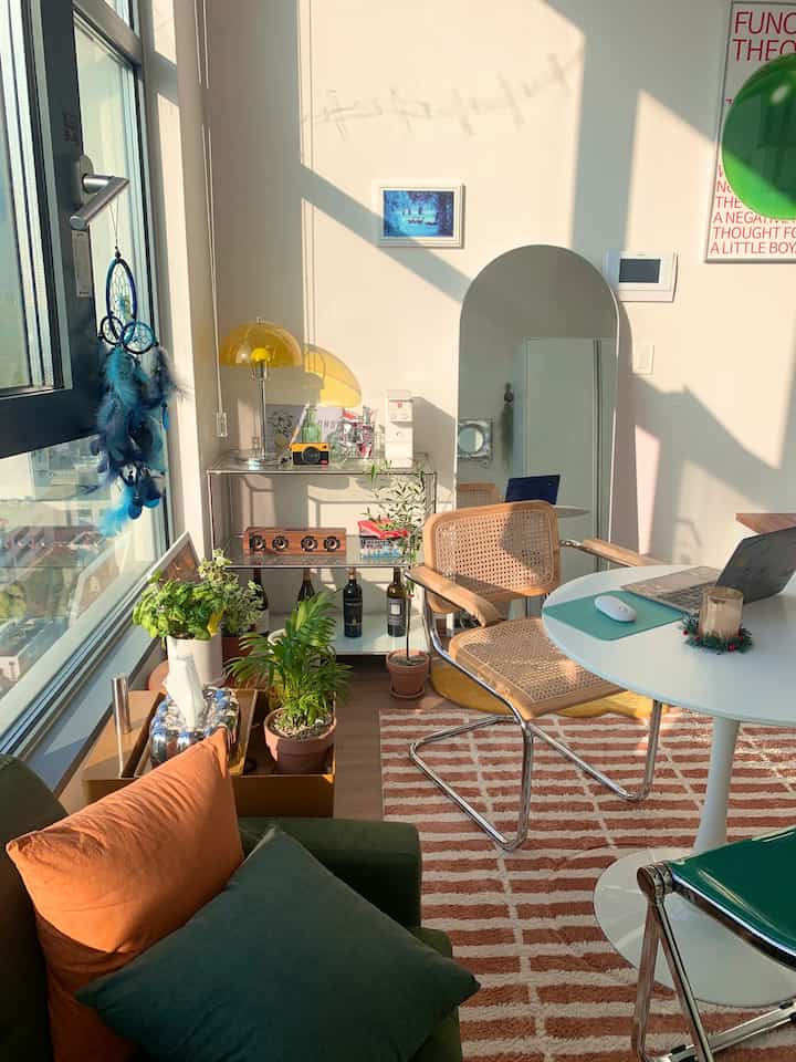 I took pictures of the house before work because it looked pretty, so I'm uploading them after work💓