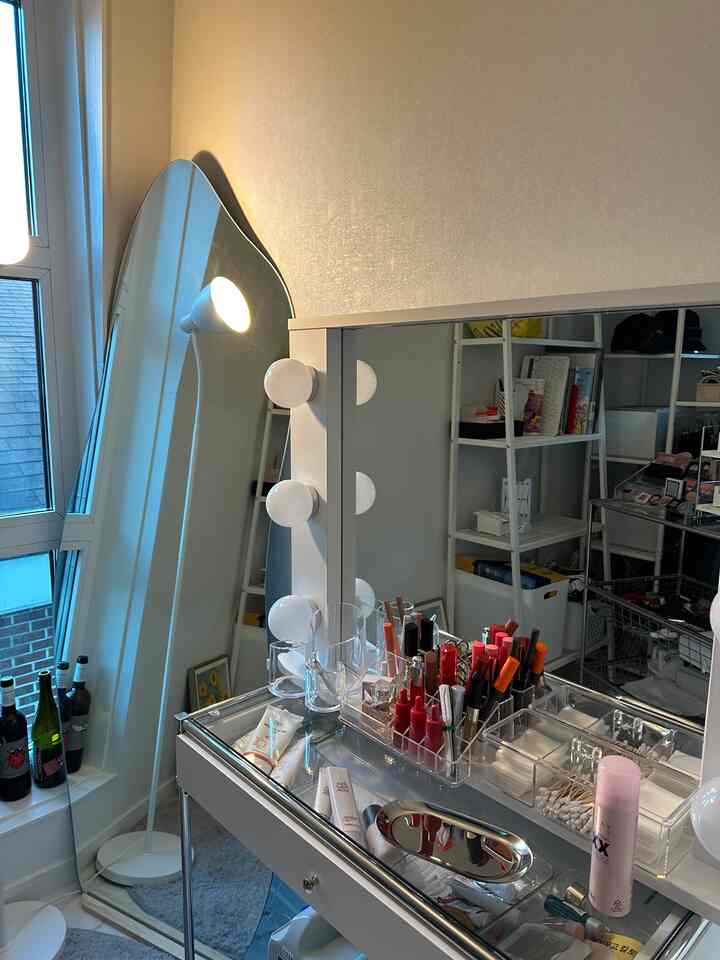 白を基調としたウォークインクローゼット、化粧台と大きな鏡が配置され、整理された雰囲気のあるインテリア