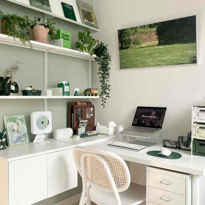 Spaces that are often used these days #페인트 #벽꾸미기 #책상 #이케아 #서랍장 #벽선반 #조명 #CD플레이어 #맥북 #데이베드 #액자