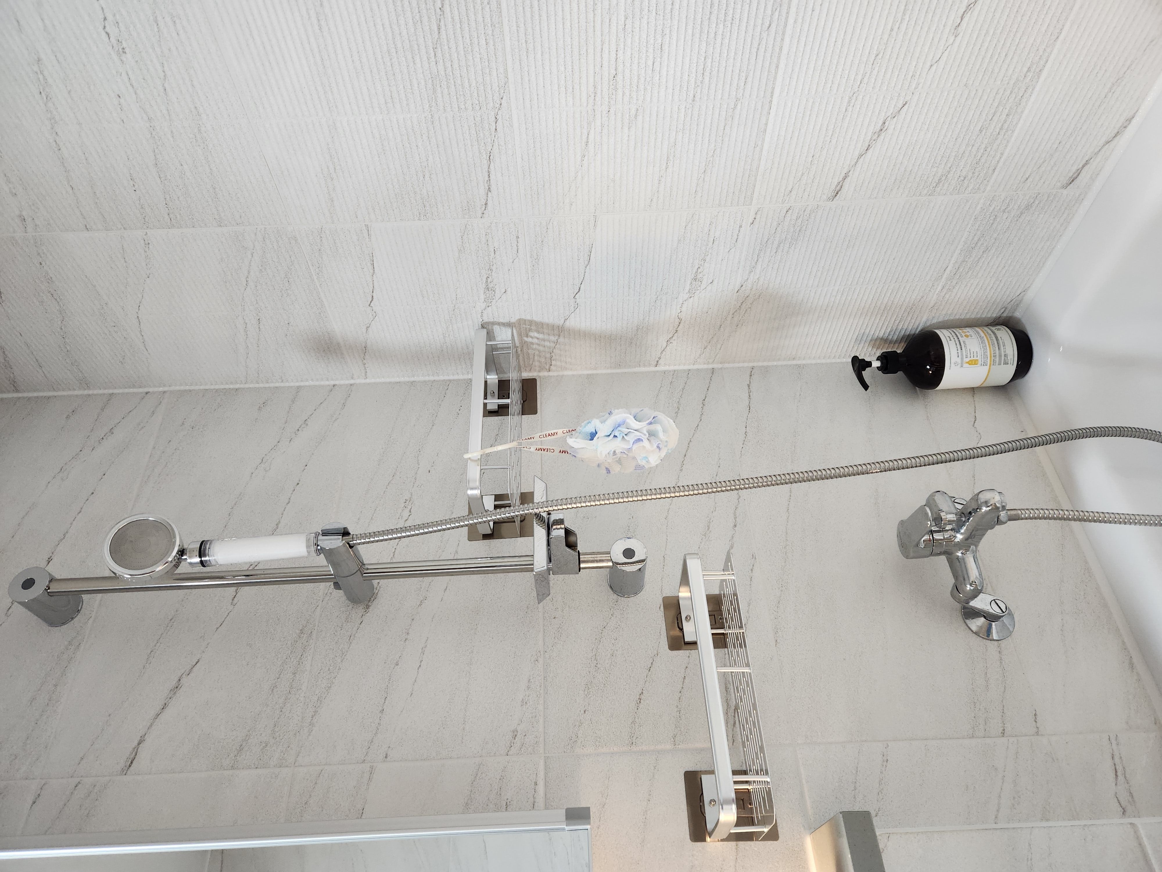 Screw-Lock No-Drill Bathroom Shelf user photo