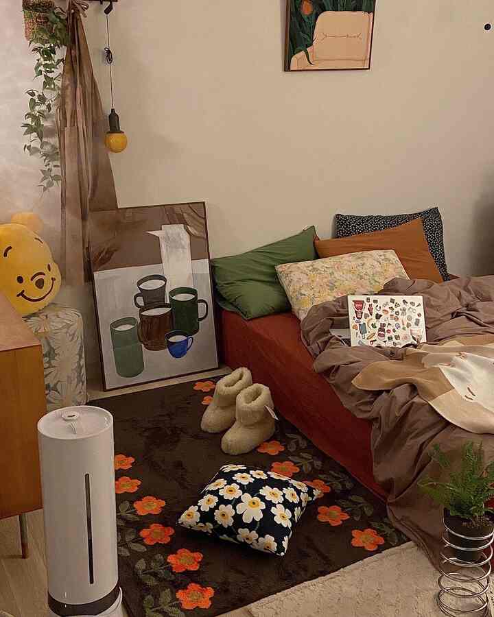 ブラウンとナチュラルカラーの6畳寝室、クッションとフロアランプが配置された雰囲気のあるインテリア