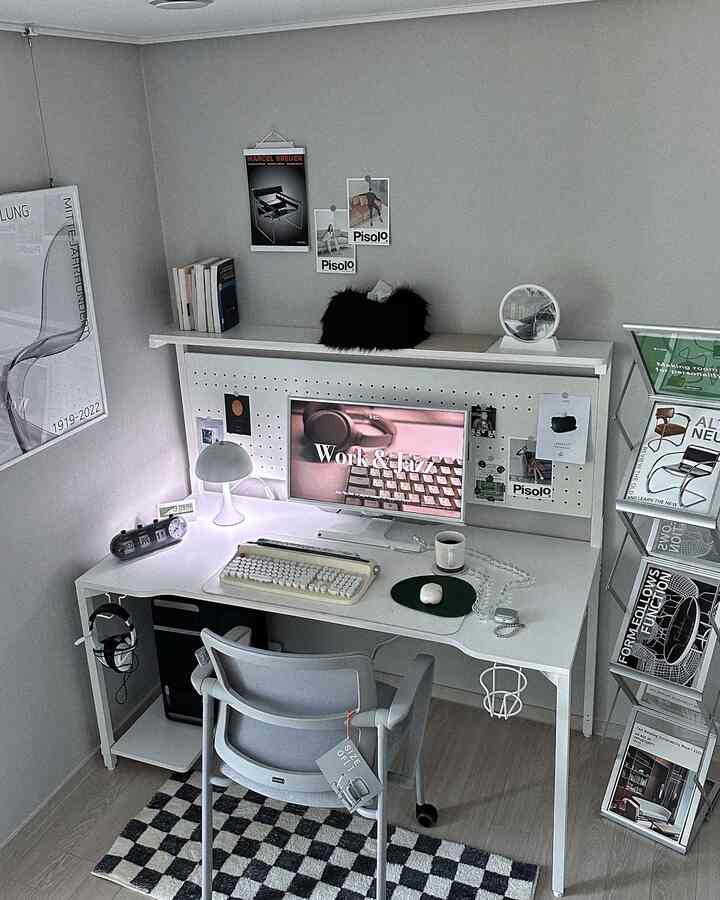 ホワイトとグレーのトーンで統一されたコンパクトなホームオフィス、机と椅子、棚が配されたモダンな雰囲気のインテリア