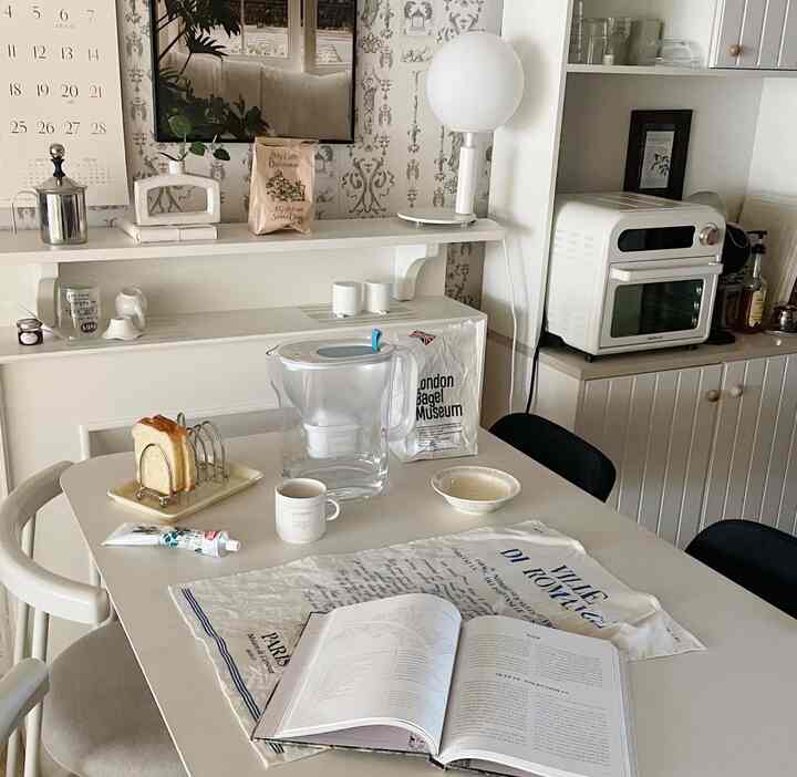 家と作業室のキッチンでレンタル浄水器を使うか？ミネラルウォーターを買うか悩みが多かったのですが、レンタル浄水器に比べて低価格で使える環境に優しいセルフケア浄水器ブリタに会って満足感1000％🤍プラスチックミネラルウォーターなしで地球を守る実践も可能です！

重要なフィルター！便利に使えるブリタは、スマートメモ機能でフィルタを交換する時期には、傾きを感知してシステムで使用期間と整数量を相互測定して、光でフィルタの交換時期を教えてください！ 

ブリタグリーンリーフメンバーシップで書き込んだフィルターは、ブリタから回収してリサイクルや寄付も進むので、地球を考える実践に必要な製品！ 🤍

水の味に敏感な方なのに、飲み続けたいほど本物おいしいです！ 🫶🏻 家でも作業室でもずっと使っています☺️

ブリタ_スタイルXL 3.6L @brita.korea_official  

✔️製品協賛|オリビューア|ブリタ浄水器