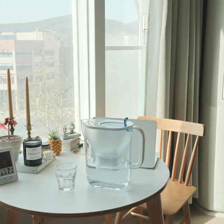 無邪気な口当たりがありましたが、
水味だけは鋭敏な私😂

以前から気になっていた 
ブリタフィルター型浄水器
スタイルXL 3.5Lを試してみました。

以前に書いていた浄水器もあります
麦茶も煮込んで飲むけど
水の味が満足できない
ブリタ浄水器をもう1つ持ってみましょうか
悩んでいました。

自分で試してみると、
すっきりとしたデザインに便利な使い方
水味も私の口にはぴったりでした！

シンプルだが製品のふた部分についた
「ブリタスマートメモ」機能を通じて
使用期間と定数量を相互測定する
フィルターの交換時期がわかります。
（今は緑色ですが、 
黄色い火が入ると 
交換を準備して赤い火になったら 
交換しなければなりません。）

何よりも最近私が興味を持っています
ゼロウエストの側面からも本当に好きです。
フィルター型浄水器だと思います。

レンタル浄水器に比べて低価格と
（フィルター1本で150リットルの水定数）
また、それだけのミネラルウォーターの使用量
削減できる点で利便性と
環境にやさしい側面での持続可能性
考えてみましょう。😌

また、「ブリタグリーンリーフメンバーシップ」を通じて
書き込んだフィルタはブリタから収集されます。
財貨用や気分進行になると言うから
本当にそうじゃない理由が1もないこと

最近冬だから乾燥した屋内に
水をもっと頻繁に見つけます。
ブリタ浄水器と一緒なら
1日に必要な水分摂取量
よく手に入れられるようです。 🥛

