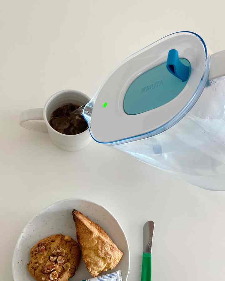 家にいる浄水器をなくすか悩んでいる間に体験してみたブリタスタイルXL浄水器💧
⠀
最初の写真を見ると、蓋の上部に薄緑色の光が見えますか？
ブリタスマートメモというのは本体の傾きを感知するシステムでフィルター交換時期を教えてくれて便利ですよ！
⠀
ブリタ浄水器はレンタル浄水器に比べてはるかに低価格できれいな水を飲むことができ、フィルターだけを交換してくれれば長く使えるので環境にやさしいのでとても良いです🌏💙
⠀
書き込んだフィルターはブリタグリーンリーフのメンバーシップで、ブリタから収集してリサイクルや寄付を進めました。