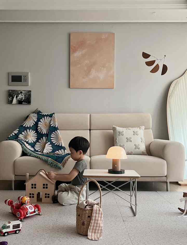 Ruang tamu saat akhir pekan, jejak seorang anak. 
Saat saya mengambil fotonya, saya khawatir dengan bingkainya yang bengkok, tapi saya menyimpannya sebagai catatan rumah. 