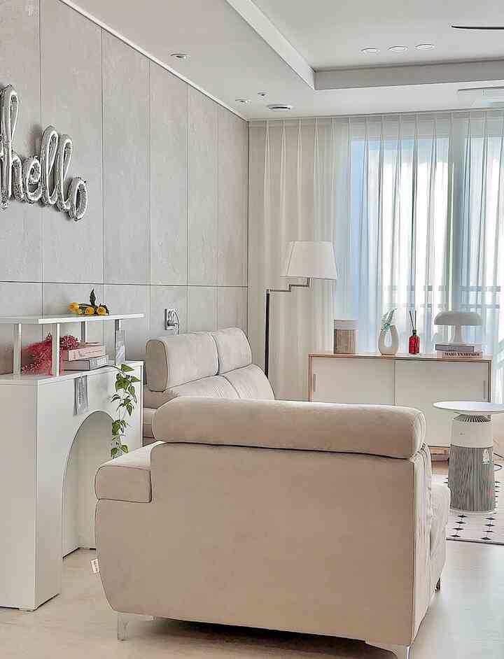 Matahari begitu menyilaukan sehingga saya menutup tirai bahkan di siang hari. 
Ketika saya melihat ruang tamu yang terang, hati saya tampak menjadi lebih cerah. 
Foto diambil saat makan siang 