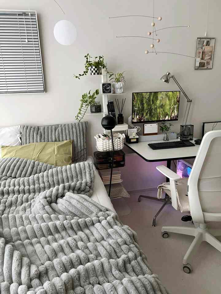 Tempat tidurnya nyaman di musim dingin🤍 Meja berwarna hijau di musim panas💚