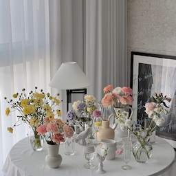 매주 꽃을 데려오면서 화병도 자연스레 모으게 됐어요.
어디에 꽂든 꽃 그 자체로 아름답지만 베이스와 어우러진 모습은 더 눈이 가고 예쁘잖아요.
꽃을 꽂는 용도로 나온 제품이 아니어도 꽂으면 예쁘겠다 싶은 것까지 모으다 보니 정말 많아졌더라고요!
사진 속 꺼내 놓은 것들은 절반이라 보시면 돼요. 이번 생 미니멀은 절대 안 되겠죠🤦🏻‍♀️