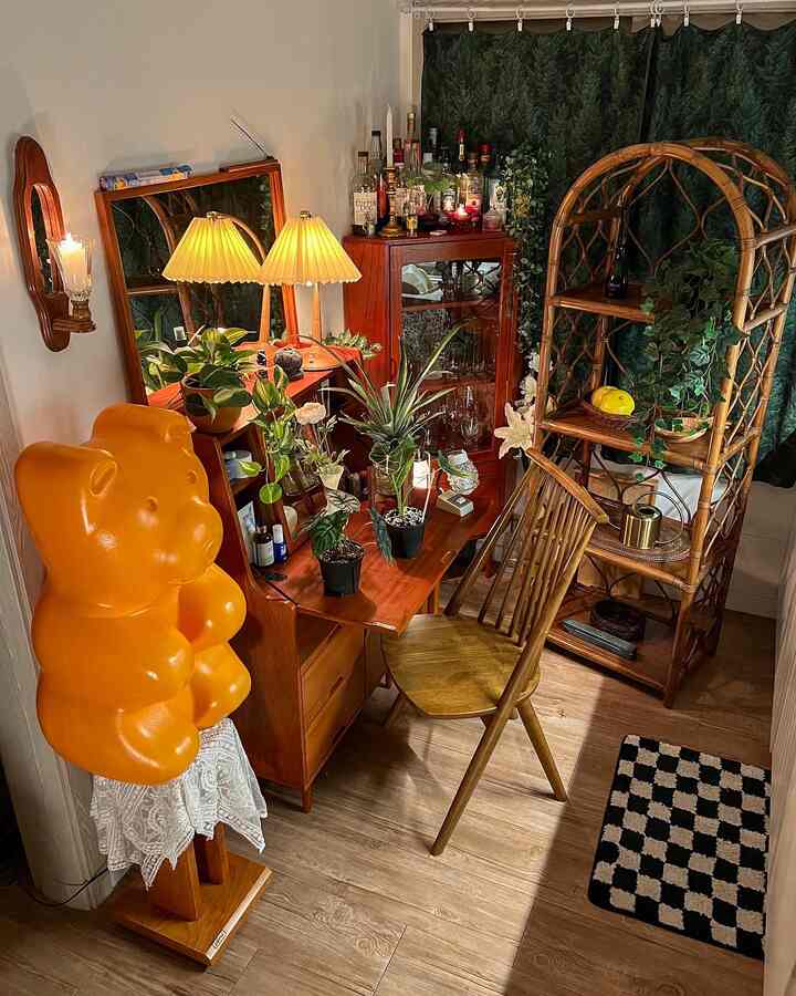 暖かみのある木目調とラタン家具、植物、ヴィンテージ照明が調和する居心地の良いリビング空間