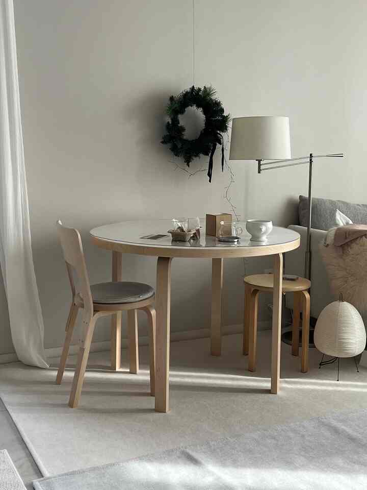 ナチュラルとホワイトの色調のダイニング、アルテックのテーブルとチェアが配置されたシンプルで清潔感のある空間