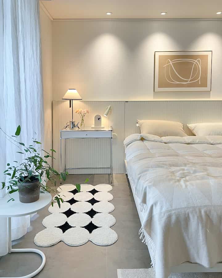 Kamar tidur utama tidak didekorasi.
Saat saya ganti tempat tidur, suasananya berubah haha.
 Saya sangat suka Temba Board💛

Saya meletakkan meja samping tempat tidur dan meja rias yang lucu di salah satu sisi tempat tidur☺️
Senang rasanya memiliki laci untuk menyimpan barang-barang.
Lebih cantik karena transparan 💛

https://www.instagram.com/mornaliza_ 

