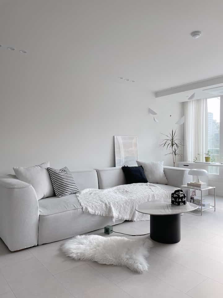 The warm weather continues for two days

I cleaned hard because I felt goodෆ
The living room is always the same, but it changes a little

Because it's the end of winter
Achromatic colors are still dominant🤍🖤