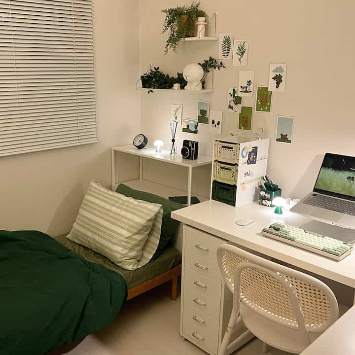白と緑のトーンの寝室、デスクと小型ベッドが配置された印象的で整った空間