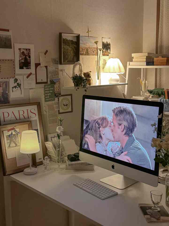 A weekend night when time seems to pass regret 🌙 After cleaning up my room and putting on a calm playlist, it's completely healing 🤭 Of course, small props that only I know about were added!